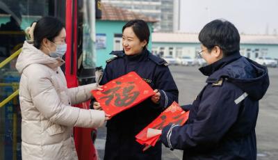 向乘客送“?！弊?青島溫馨巴士裝扮車廂“年味十足”迎新春
