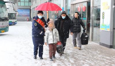 積極應(yīng)對(duì)大雪天氣 青島汽車總站保障旅客安全出行