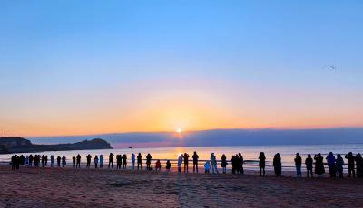觀日出迎新年，市民喜迎2024青島的第一縷陽光