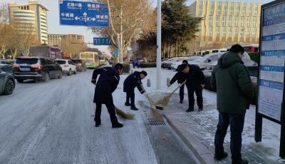 雪情就是命令！城陽巴士15支突擊隊(duì)凌晨上崗保通暢