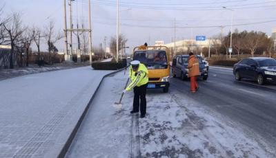 雪天車拋錨 交警施救助