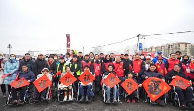 接福字 品年味 賞民俗 買(mǎi)年貨 青島殘障人士坐著輪椅趕大集       