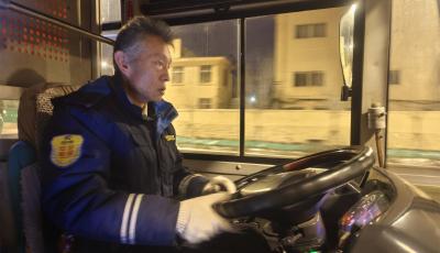青島溫馨巴士老司機(jī)：13年堅(jiān)守除夕末班車(chē) 送乘客安全回家