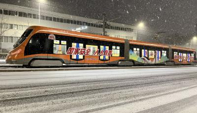 闻雪而动 青岛城阳巴士15支应急队伍连夜开展除雪作业