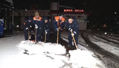 雪夜温情守护 青岛市北巴士全力保障市民出行