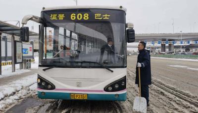 迎雪而上 把好服务关 青岛温馨巴士畅通安全路