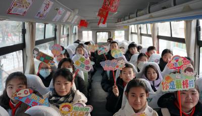 开学首日 青岛温馨校车安全护送13万学子顺利到校