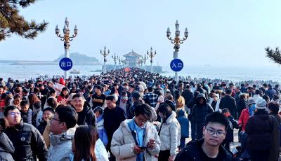 人山人海！青島棧橋變“人橋”