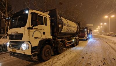 聞雪而動(dòng)！他們?nèi)σ愿氨Ｕ蠌?qiáng)降雪天氣生活垃圾轉(zhuǎn)運(yùn)處置工作