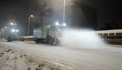 連夜清雪除冰，他們?nèi)ΡＵ锨鄭u重慶高架路道路暢通