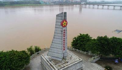 家国永念！清明的英烈墓前摆满了网友留言 