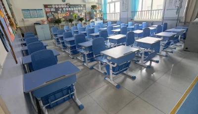 市南区小学率先推行“午休式课桌椅”，革新学生午休体验