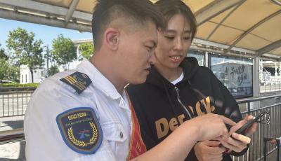 站头执勤、线路咨询……青岛温馨巴士志愿者铁路北站护航旅游季
