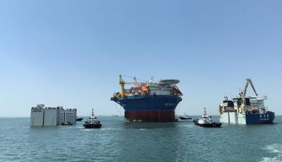 高效完成湿拖及浮装作业 青岛引航站成功引领国内首艘国产圆筒型海上储油平台