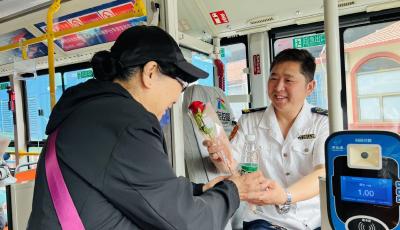 關(guān)愛公交車駕駛員 青島乘客組團送上“花式”祝福