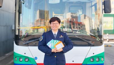 手寫導(dǎo)航服務(wù)便簽溫暖老人 青島隧道巴士擦亮城市服務(wù)金字招牌