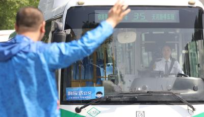 上車招招手 下車請(qǐng)按鈴 青島“響應(yīng)式公交”來了