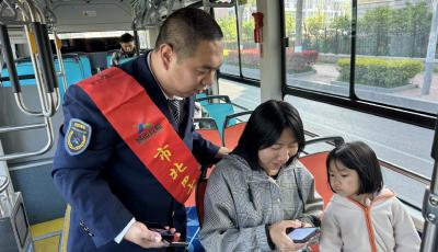 更安全 更便捷 青島市北巴士421路傾力打造助學(xué)線路