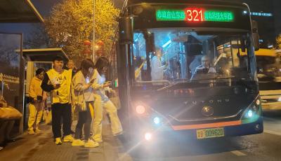 便利市民和游客夜間出行 青島公交末班車延時(shí)點(diǎn)亮“夜經(jīng)濟(jì)”