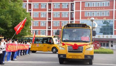 接送一萬余名中考生準(zhǔn)時抵達(dá)考點 青島溫馨校車公司“愛心送考”十三載