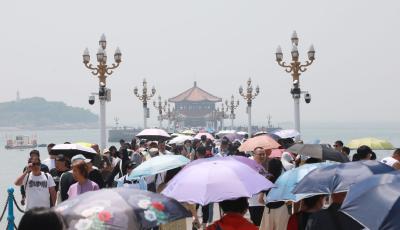 棧橋景區(qū)游客云集