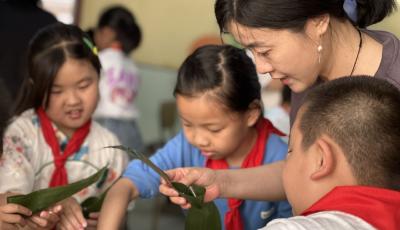 傳承民俗文化，“粽”享親子時光——青島重慶路第三小學開展親子包粽子活動