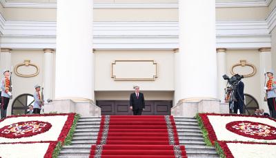 圖片快訊丨習近平在杜尚別出席塔吉克斯坦總統拉赫蒙舉行的歡迎儀式