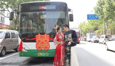 一路浪漫，全程幸福！青岛一对“95”后新人用公交车当婚车