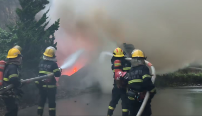 电动车街头自燃  黄岛消防迅速灭火