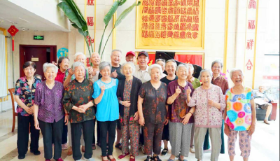 黃渤走進(jìn)青島民政看望“一老一小”