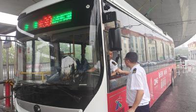 提前上崗 疏導(dǎo)交通 清理路障 青島市北巴士多舉措服務(wù)市民雨天出行