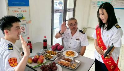 堅(jiān)守崗位 情暖中秋 青島公交父子檔駕駛員與家人“隔空”吃“團(tuán)圓飯”