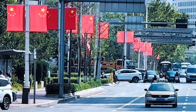 滿眼“中國紅”    喜慶祥和的節(jié)日氛圍漸濃