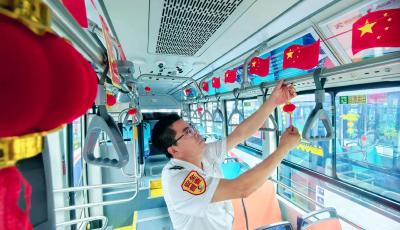 紅紅火火！青島市北巴士“喜迎國(guó)慶”主題車(chē)上線