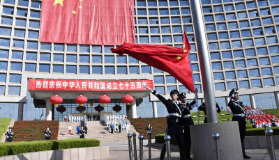 青島人同升一面旗，同唱一首歌