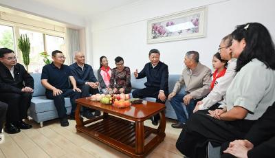 時政微觀察丨九九重陽，感悟總書記的尊老敬老情