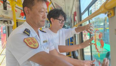 父子齊上陣，公交車(chē)廂變身“愛(ài)國(guó)畫(huà)卷”