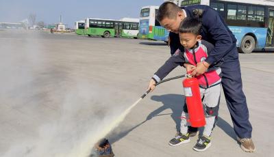 共筑安全“防火墻” 幼兒園“小豆丁”走進公交場站