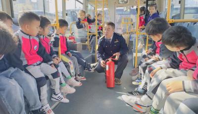 青島溫馨校車“大海哥哥話安全”團隊走進小學