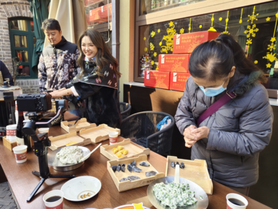“瓶”水相逢情暖冬至，青岛“网红天团”为户外工作者送崂山热可乐和水饺