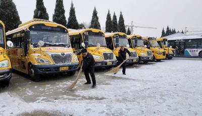 青島“大鼻子”校車雪中護航