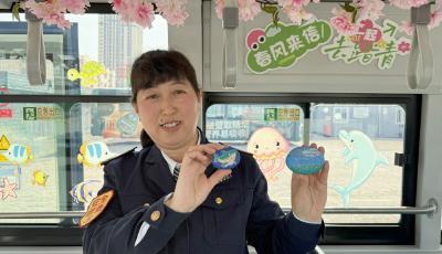 萌娃与公交驾驶员暖心邂逅 青岛“宝宝巴士”上演温情一幕