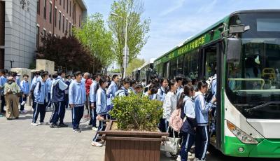 “门到门”一站式接送服务！青岛公交“定制专车”暖心护航学子出行