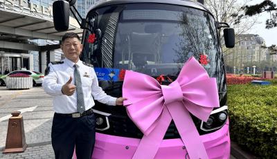 自发光爱心造型送祝福！ “我爱青岛”主题巴士变婚车