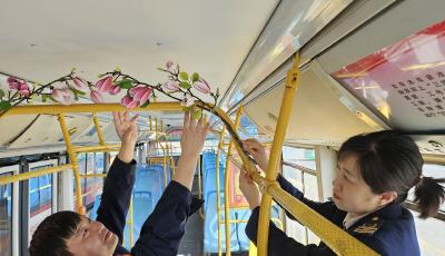 一车春色穿行花海 青岛37路公交变身“移动花廊” 