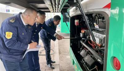 调整运力 车辆检修 温馨巴士护航乘客清明假期安全出行