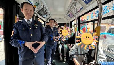 爱暖星途 青岛巴士携手孤独症儿童共绘蓝色星空