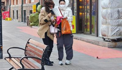 青岛大风呼啸，市民出行艰难