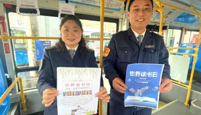 书香伴行 青岛公交车变身“移动图书馆” 