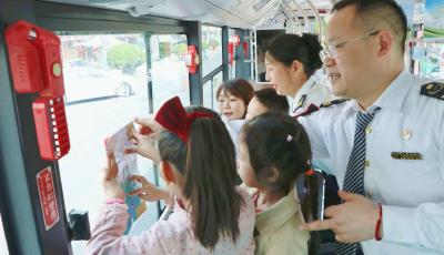 青岛打造“世界卫生日”主题巴士 携手共筑健康卫生防线